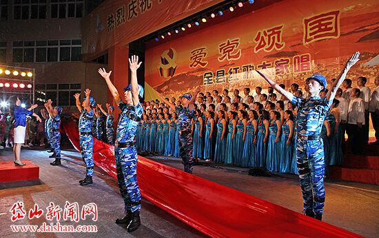 捉小金鱼时放在森林里的饼干要捏碎吗？游戏画面